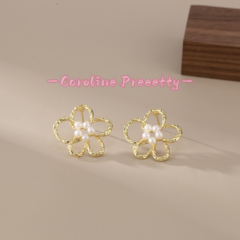 Hollow flower pearl stamen earrings