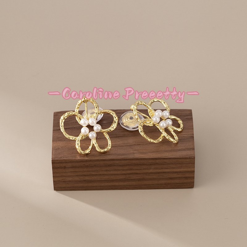 Hollow flower pearl stamen earrings