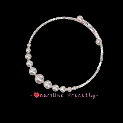 Gradient design of the pearl and silver bracelet features a simple and luxurious style that can be adjusted