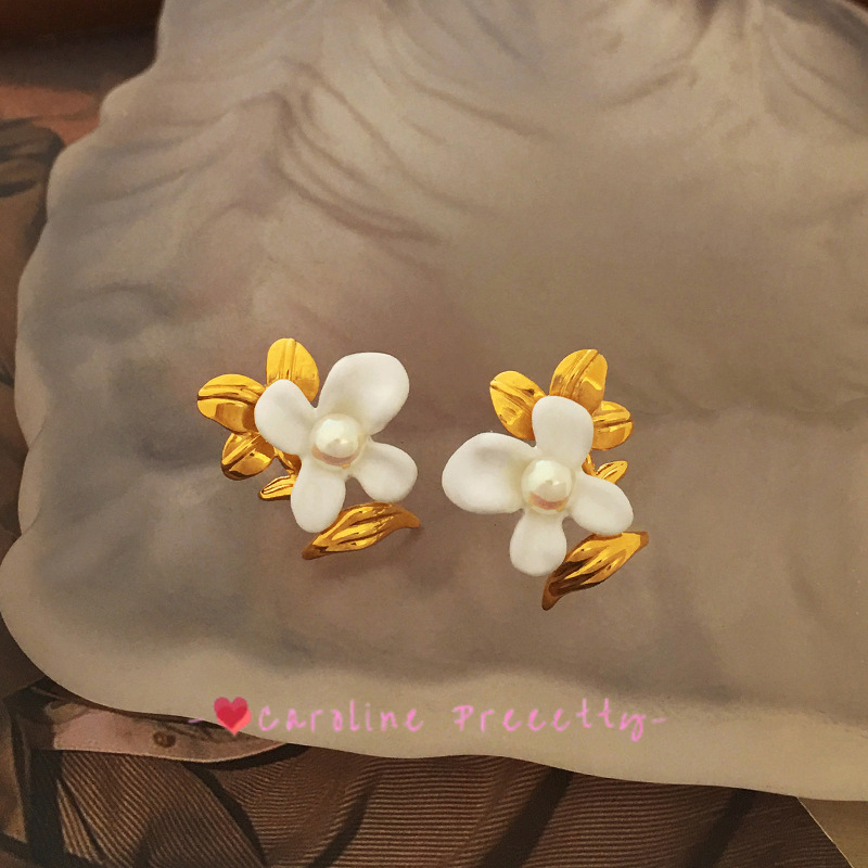 French small fragrance style white flower stud earrings