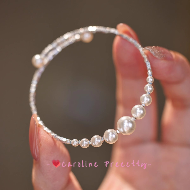 Gradient design of the pearl and silver bracelet features a simple and luxurious style that can be adjusted