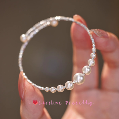 Gradient design of the pearl and silver bracelet features a simple and luxurious style that can be adjusted
