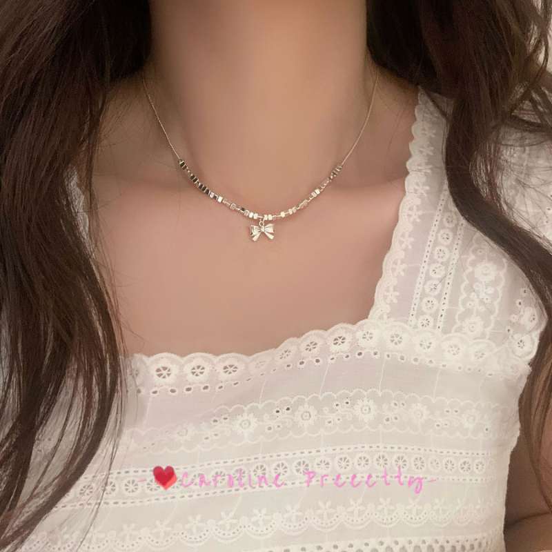 Bow pendant necklace with a niche design, exuding a sense of sophistication and versatility. Collarbone chain, fashionable and simple, made of broken silver