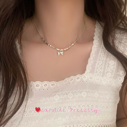 Bow pendant necklace with a niche design, exuding a sense of sophistication and versatility. Collarbone chain, fashionable and simple, made of broken silver