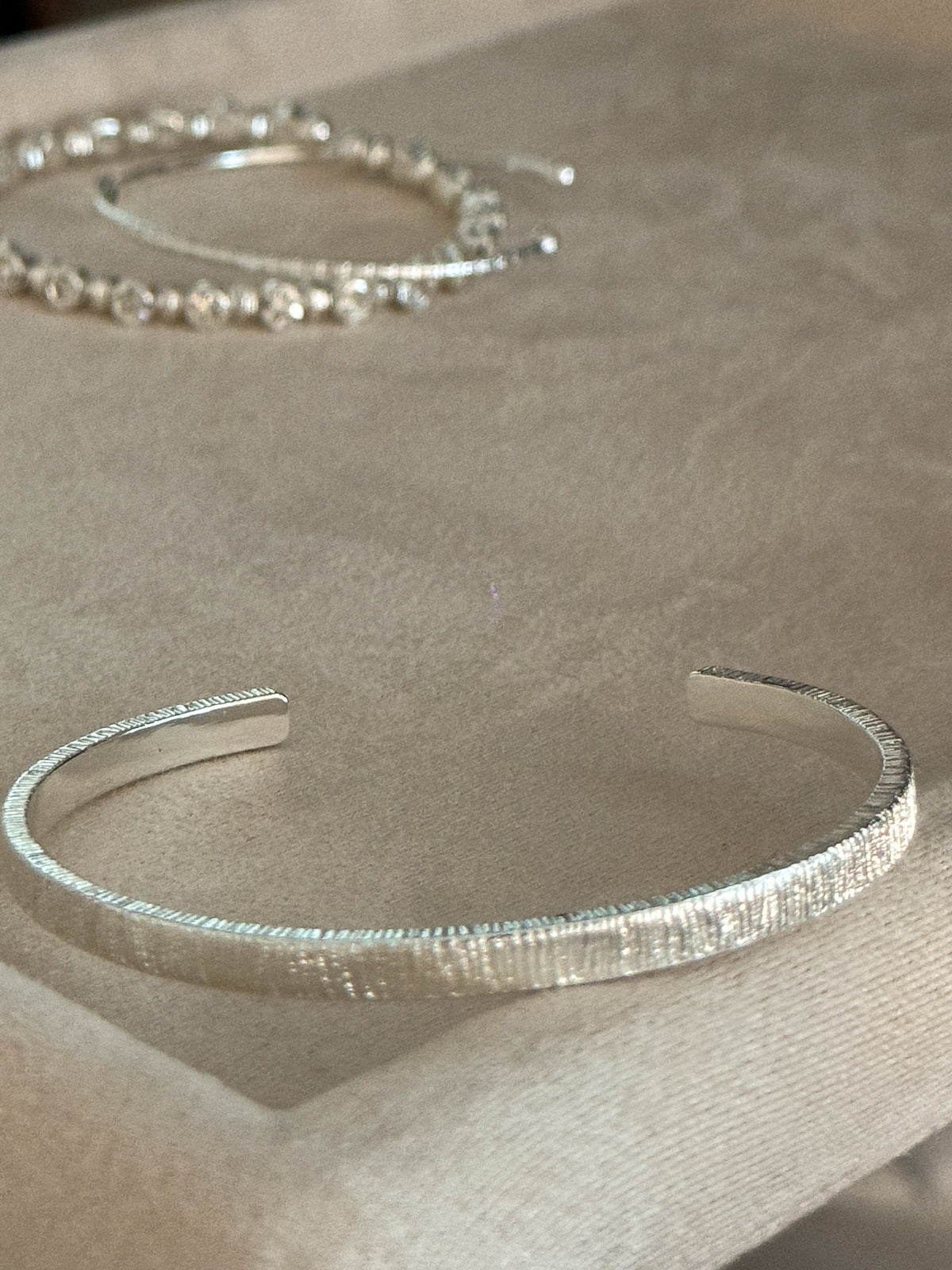 Silver fine bracelet, deep blue opal wide edge vertical pattern half bracelet