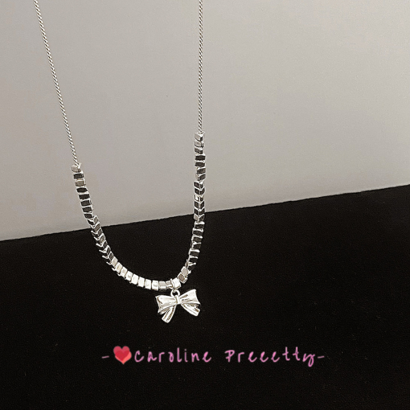 Bow pendant necklace with a niche design, exuding a sense of sophistication and versatility. Collarbone chain, fashionable and simple, made of broken silver