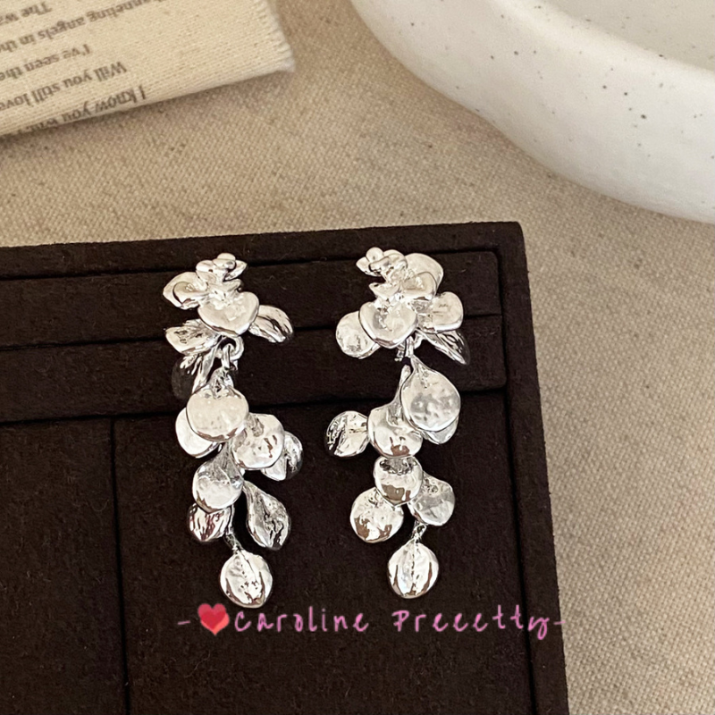 Light luxury and high-end style leaf tassel ear studs, niche design sense, individual, versatile and exquisite earrings