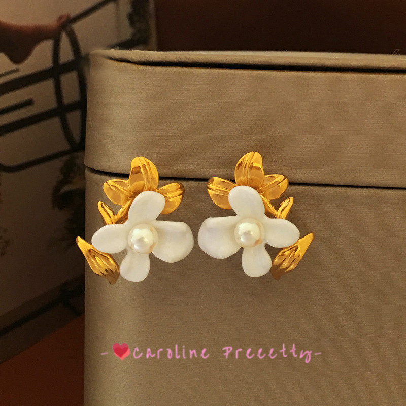 French small fragrance style white flower stud earrings