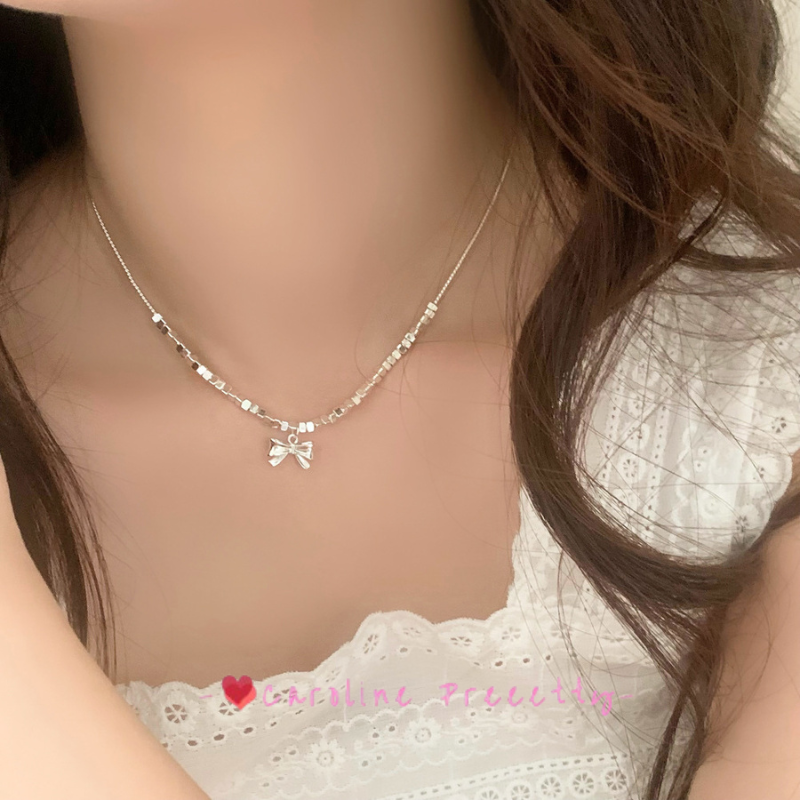 Bow pendant necklace with a niche design, exuding a sense of sophistication and versatility. Collarbone chain, fashionable and simple, made of broken silver
