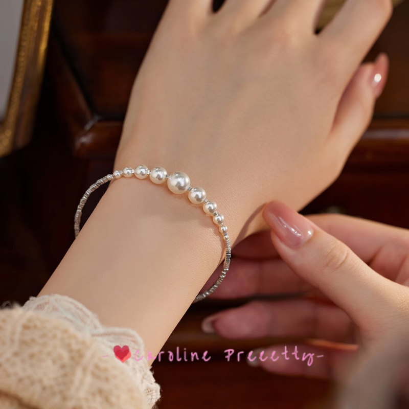 Gradient design of the pearl and silver bracelet features a simple and luxurious style that can be adjusted