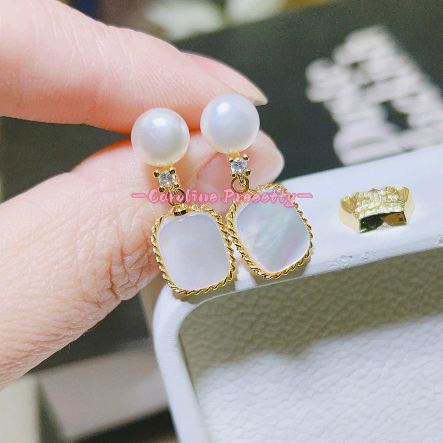 Black mother-of-pearl wound freshwater pearl stud earrings