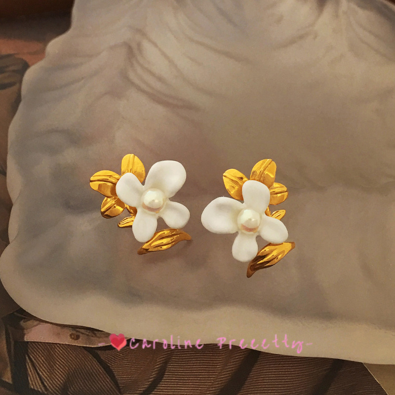 French small fragrance style white flower stud earrings