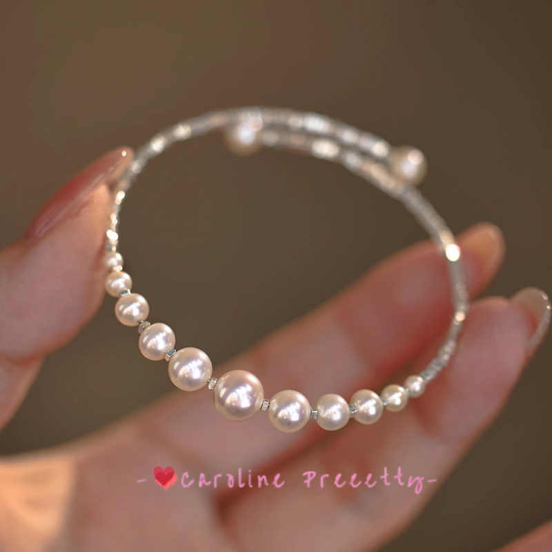 Gradient design of the pearl and silver bracelet features a simple and luxurious style that can be adjusted