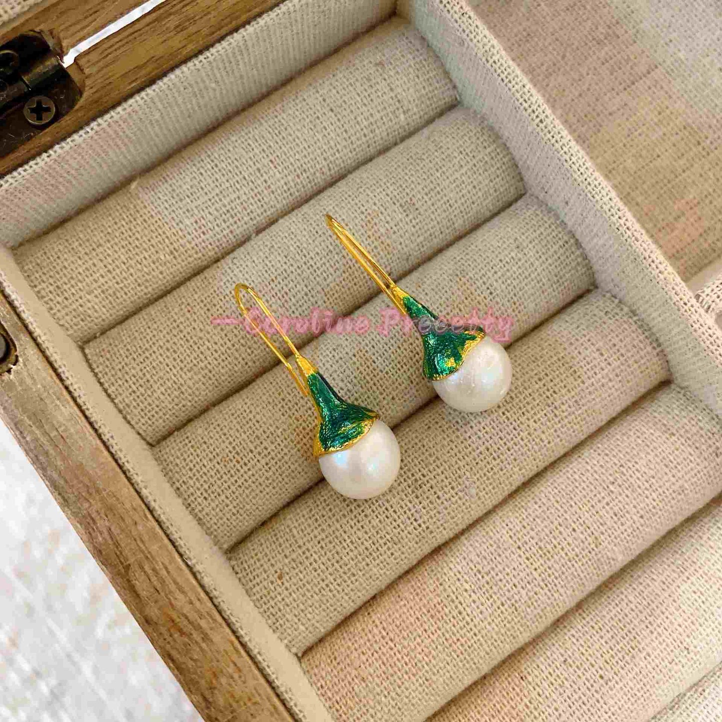 Mid-style Baroque pearl earrings