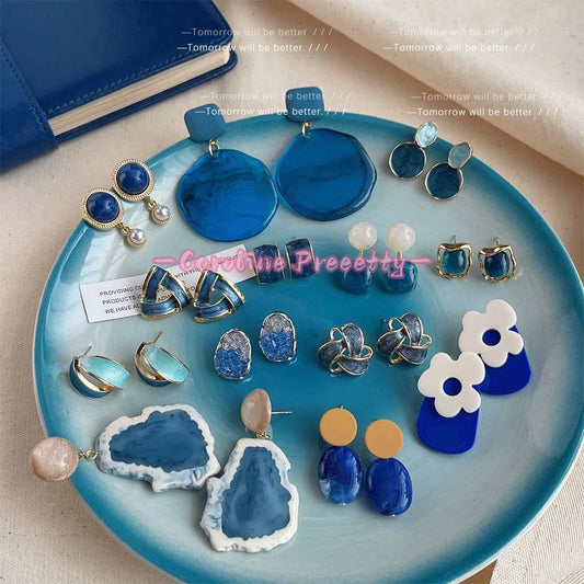 Blue oil-dripping stud earrings with a gradient effect